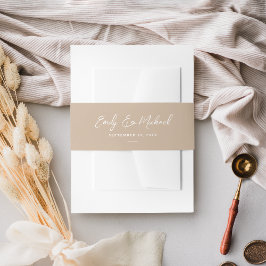 Elegante eenvoudige taupe minimale script bruiloft uitnodigingen wikkel