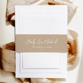 Elegante eenvoudige taupe minimale script bruiloft uitnodigingen wikkel