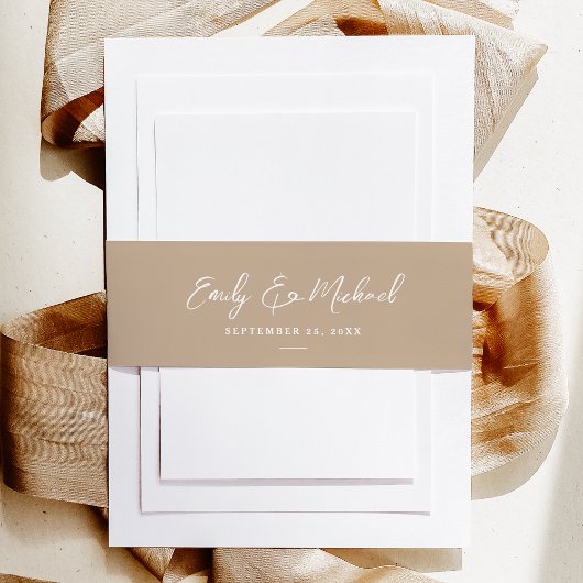 Elegante eenvoudige taupe minimale script bruiloft uitnodigingen wikkel