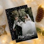 Elegante eenvoudige vrolijke en getrouwde Passen g Feestdagenkaart<br><div class="desc">Een zeer elegante chique pasgetrouwden kerstfoto vakantiekaart. Dat kenmerkt grillige kalligrafie van vrolijkheid en getrouwd en onder het vrolijke Kerstmis. Met aanpasbare namen .En achterin de kaart kregen we een modern zwart-wit patroon. Zoals je ziet is deze kaart minimaal elegant en zeer indrukwekkend. Dus grijp het en stuur uw seizoensgebonden...</div>