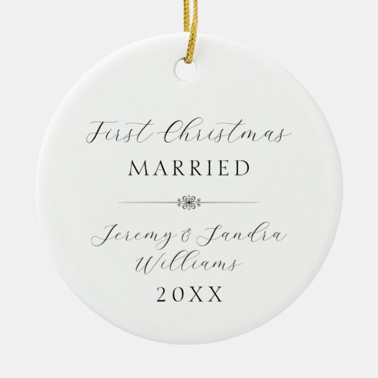 Elegante eerste kerst getrouwd Custom White Keramisch Ornament (Voorkant)