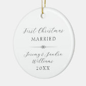 Elegante eerste kerst getrouwd Custom White Keramisch Ornament (Links)
