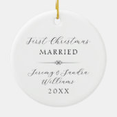 Elegante eerste kerst getrouwd Custom White Keramisch Ornament (Achterkant)