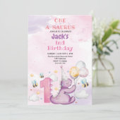 Elegante eerste verjaardag Paarse dinosaurus en bi Kaart (Staand voorkant)