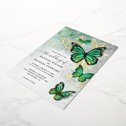 Elegante Emerald Green Gold Butterfly Wedding Real Folie Uitnodiging (Gedraaid)