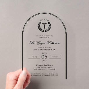 Elegante en minimalistische afstudeerceremonie med acryl uitnodigingen