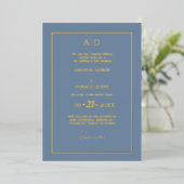 Elegante en romantische Dusty Blue Monogram bruilo Folie Uitnodiging (Staand Voorkant)