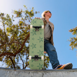 Elegante en stijlvolle olijfsterren op saliegroen persoonlijk skateboard