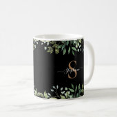 Elegante Eucalyptus Botanische Gouden Monogram Scr Koffiemok (Voorkant rechts)