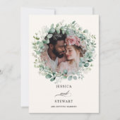 Elegante Eucalyptus Greenery Script foto Huwelijk Kaart (Voorkant)