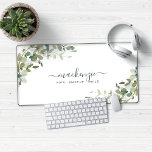 Elegante Eucalyptus groen op maat Bureaumat<br><div class="desc">Elegante Eucalyptus Botanical Custom Desk Mat Muismat met onze heerlijke salie eucalyptus groen en moderne typografie voor uw monogram. Gemakkelijk aan te passen met uw informatie voor een eenvoudig verrukkelijke bureaumat, het stootkussen van het werkoppervlak, of kunstwerk. Neem contact met ons op via cedarandstring@gmail.com als u hulp nodig hebt bij...</div>
