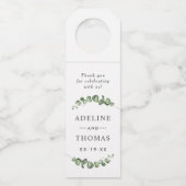 Elegante Eucalyptus Groene Monogram Huwelijk Flessenhanger (Voorkant)