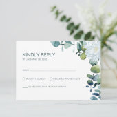 Elegante eucalyptus witte bloemen chique bruiloft RSVP kaartje (Staand voorkant)