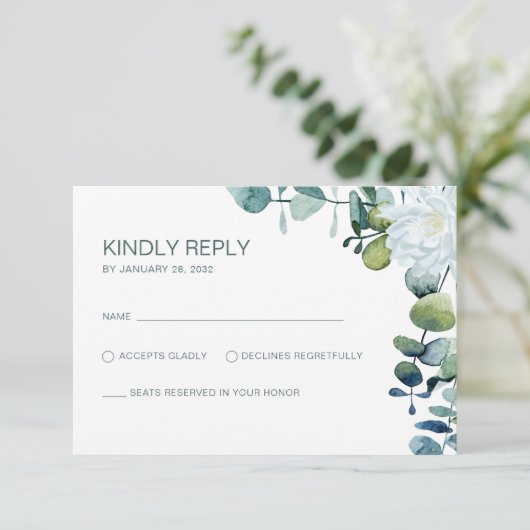 Elegante eucalyptus witte bloemen chique bruiloft RSVP kaartje (Staand voorkant)