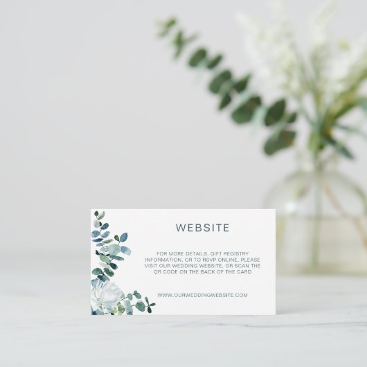 Elegante eucalyptus & witte bloemen QR Code websit Informatiekaartje (Staand voorkant)