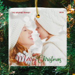 Elegante Familie Foto Rood Groen Script Kerstmis Keramisch Ornament<br><div class="desc">Elegant Merry-kerstfotoversiering met een mooi cursief script in rood en groen. Deze foto-cadeau voor de moderne vakantie voor baby biedt een prachtige typografie en een aangepaste tekst over het volledige aftapartikel in wit onderaan. Ideaal om een glimlachend baby of gelukkig kind te vieren.</div>