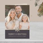 Elegante familiefoto Merry Christmas Kaart<br><div class="desc">Verhoog uw vakantiegroeten met onze Elegant Family Photo Merry Christmas Kaart. De voorkant toont uw geliefde familiefoto, versierd met een geborsteld champagne-ontwerpelement dat een vleugje verfijning toevoegt. Het lichte interieur is voorzien van een sneeuwvlok en de hartverwarmende boodschap, "Vrolijk kerstfeest", gevolgd door "Zend je vreugde en feestelijke genot." Binnenin ontvouwt...</div>