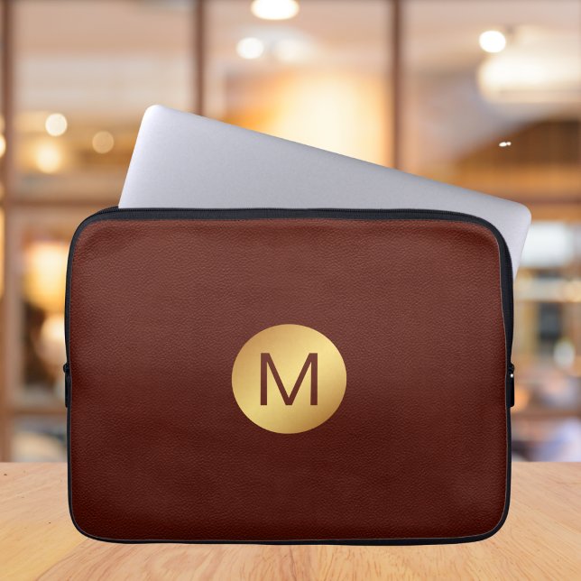 Elegante Faux Red Leather & Gold Monogram Initiaal Laptop Sleeve (Creator heeft geüpload)