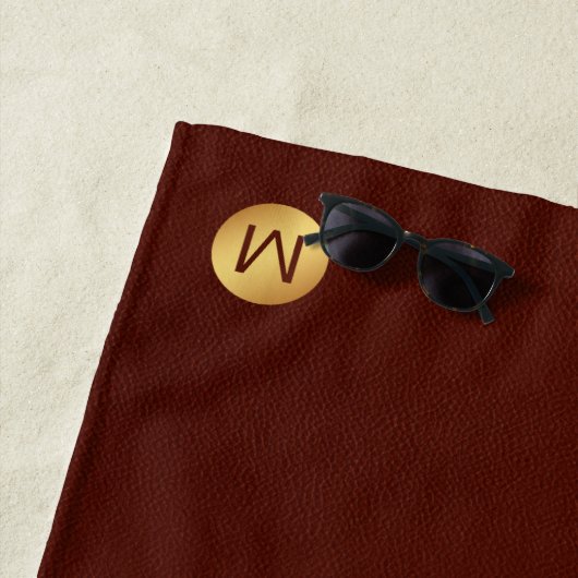 Elegante Faux Red Leather & Gold Monogram Initiaal Strandlaken (In situ)