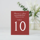 Elegante Firebrick Red Trouwtafel Nummer Kaart (Staand voorkant)