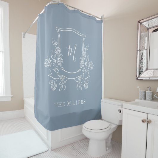 Elegante Floral Crest | Dusty Blue Monogram Douchegordijn (In situ)
