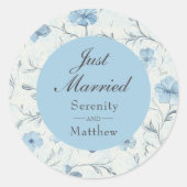 Elegante Floral Dusty Blue bruiloft net getrouwd Ronde Sticker (Voorkant)