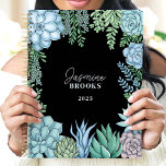 Elegante Floral Waterverf Succulent Custom Name Planner<br><div class="desc">Dit elegante ontwerp toont een waterverf lijst van vetplanten in zacht groen, blauw en blush tinten, geplaatst tegen een strakke zwarte achtergrond. De gepersonaliseerde naam en het jaar creëer is een unieke en verfijnde touch, waardoor het ideaal is voor studenten, professionals of liefhebbers van plant. Ideaal voor het organiseren van...</div>