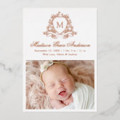 Elegante Folie Crest Monogram Geboorteaankondiging Uitnodiging (Voorkant)
