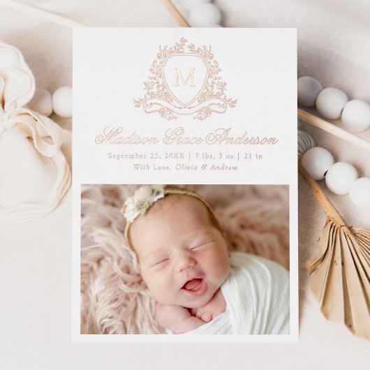 Elegante Folie Crest Monogram Geboorteaankondiging Uitnodiging