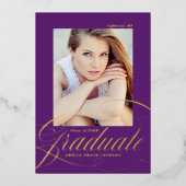 Elegante Folie Script Paarse Afstudeeraankondiging Uitnodiging (Voorkant)