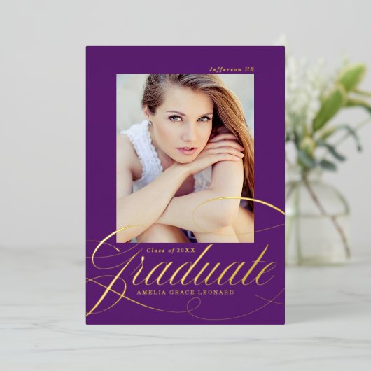 Elegante Folie Script Paarse Afstudeeraankondiging Uitnodiging (Staand Voorkant)