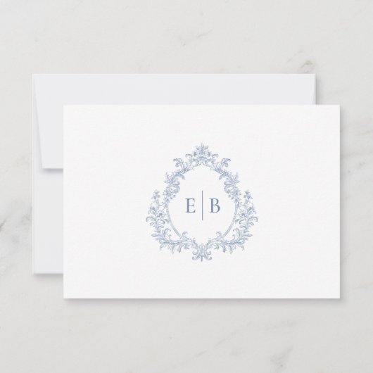 Elegante formele stoffige blauwe kam monogram Logo RSVP Kaartje (Achterkant)