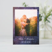 Elegante foto Galaxy Stars hemelse tekst bruiloft Save The Date (Staand voorkant)