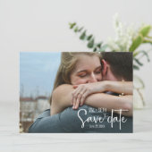 Elegante foto – gesplitste lay-out met modern scri save the date (Staand voorkant)