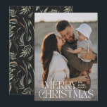 Elegante foto moderne minimale zwarte botanische a feestdagenkaart<br><div class="desc">Elegante foto moderne minimale natuurlijke zwarte waterverf botanische typografie vrolijke kerst feestelijke platte kaart.</div>