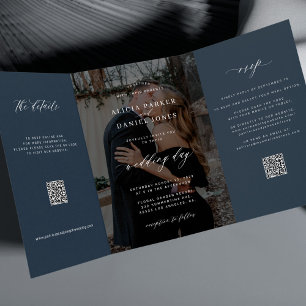 Elegante foto navyblauwe huwelijks-RSVP-details QR Drieluik Uitnodiging