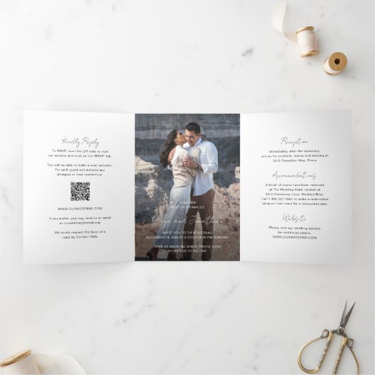 Elegante foto QR-code moderne bruiloft Drieluik Uitnodiging (Binnen)