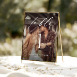 Elegante foto tafel nummer Kaart<br><div class="desc">Begeleid uw gasten in stijl met onze Elegant Photo Table Number Kaart, een uniek tintje voor uw huwelijksreceptie. Met een minimalistisch ontwerp met moderne kalligrafie combineert deze kaart tafelnummers met een gekoesterde foto, waardoor elke tafel een persoonlijk en stijlvol element krijgt. Het is een prachtig eenvoudige maar unieke manier om...</div>