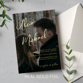 Elegante foto zwart goud echte folie script bruilo uitnodiging