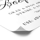 Elegante fotocabine slaat een pose | Zwart script Poster (Hoek)