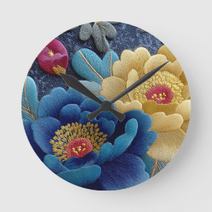 Elegante geborduurde bloemenlook met vintage pioen ronde klok