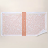 Elegante gedempte koraal bloemendamask monogram na strandlaken (Voorkant)