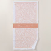 Elegante gedempte koraal bloemendamask monogram na strandlaken (Voorkant)
