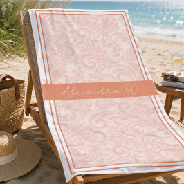 Elegante gedempte koraal bloemendamask monogram na strandlaken