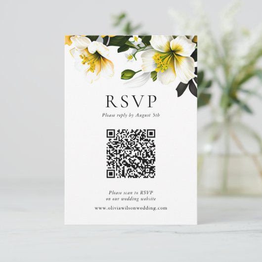 Elegante gele bloemen bruiloft reactie QR-code RSVP Kaartje (Staand voorkant)