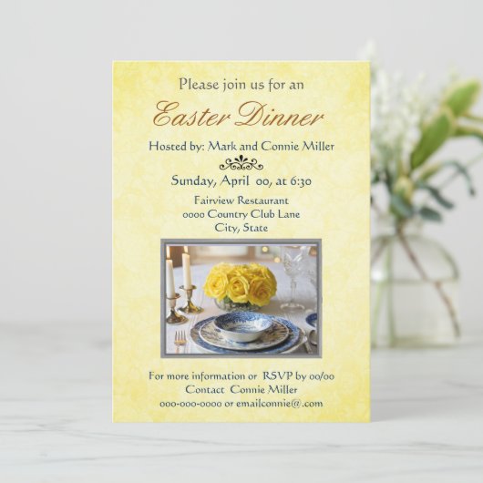 Elegante gele uitnodiging voor Pasen met rozen (Staand voorkant)