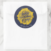 Elegante gelukkige verjaardag gouden kalligrafie ronde sticker (Tas)