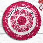 Elegante geometrische lijnkunst rood wit gepersona dartbord<br><div class="desc">Verhoog uw speelkamer met dit intrigerende dartbord. Het bord heeft een ingewikkeld geometrisch patroon in wit op rood, met gebogen lijnen die een gedetailleerd lijnkunstontwerp creëren. Het effect is als een gehaakte kantmat of een prachtig symmetrische abstracte bloem. Personaliseer met jouw naam(s) en het jaar voor een individuele finishing touch....</div>