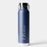 Elegante gepersonaliseerde naam script waterfles<br><div class="desc">Blijf gehydrateerd in stijl met deze elegante gepersonaliseerde naam script waterfles. Met een verfijnd, handgeschreven cursief lettertype op een schone matte marine afwerking, is deze thermische fles ontworpen voor de moderne minimalist. Het "mensgerichte" ontwerp maakt het een doordacht, hoogwaardig cadeau voor bruidsmeisjes, verjaardagen of je eigen dagelijkse routine. Houdt je...</div>