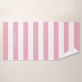 Elegante gepersonaliseerde roze witte strepen badhanddoek (Badhanddoek)